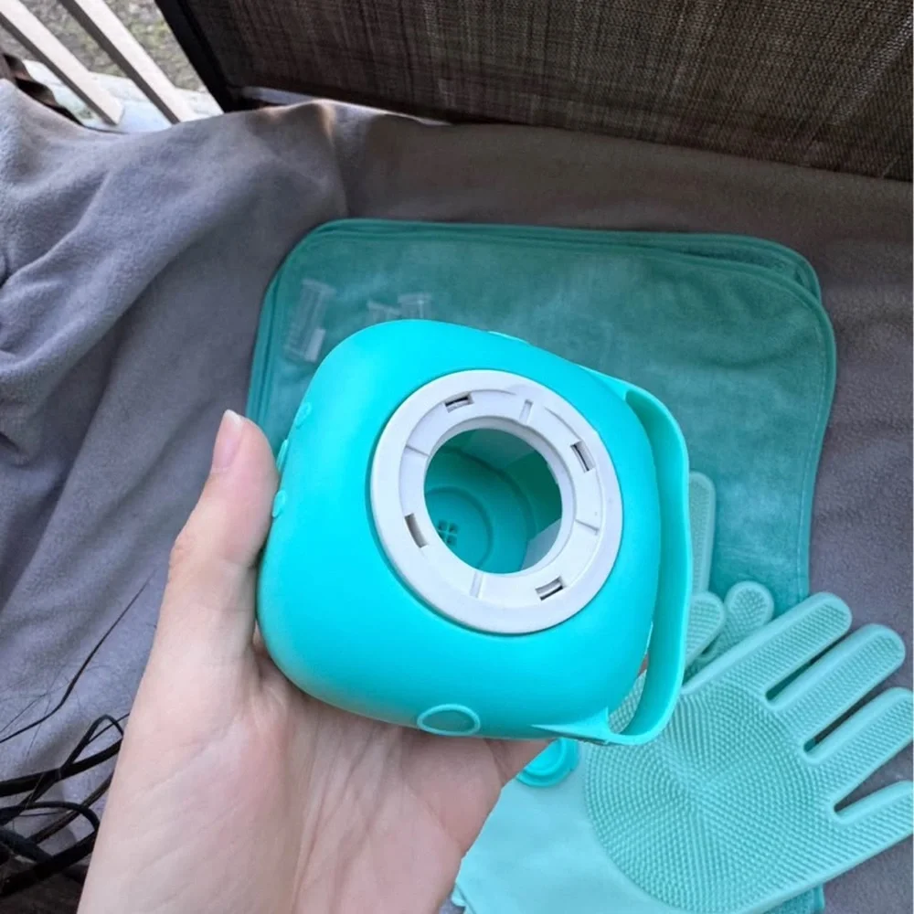 Brand new Green Pet Bath Kit (8 pcs)